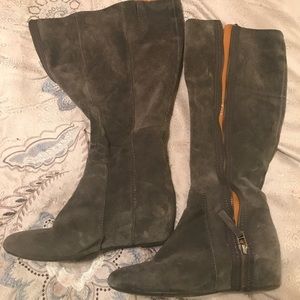 Ladies Nine West gray suede flat boots